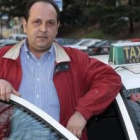 Raimundo Martínez Villaverde, a la puerta de su taxi