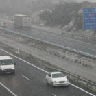 Los ponferradinos se vieron ayer sorprendidos por la copiosa nevada en todos los puntos de la ciudad