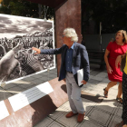 El comisario de la muestra, Miguel González, explica una de las fotografías de Salgado. L. DE LA MATA