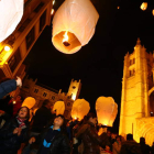 Los niños soltaron decenas de farolillos en la plaza de la Catedral para sumarse a la iniciativa