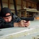 Matti Juhani Saari en una imagen en la que se le ve practicando con armas días antes de la masacre