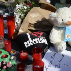Flores y objetos de recuerdo en homenaje a las víctimas en la Rambla