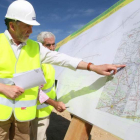 Alejo señala sobre el mapa el trazado de la A-66 en Benavente.