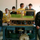 Los alumnos posan con su invento, premiado por el Museo de la Ciencia de Valladolid.