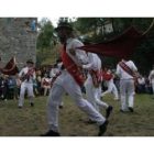Ls danzantes de Peranzanes realizan su baile ancestral en el tradicional acto de cada 15 de agosto.