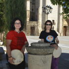 Patricia Melero y Mila Herrezuelo con tradicionales panderos. A. A.