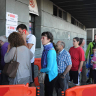 Cientos de aficionados acudieron al Reino de León a por las invitaciones. JAVIER SUÁREZ-QUIÑONES