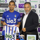 Caiado junto al presidente de la Ponferradina, José Fernández ‘Silvano’, el día de su presentación. L. DE LA MATA