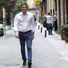 Pedro Sánchez, paseando por el centro de Madrid, esta semana.