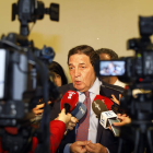 El consejero de Sanidad, Antonio Sáez Aguado, propone contratar médicos sin especialidad. MARCIANO PÉREZ