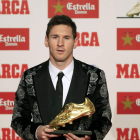 Messi posa con la Bota de Oro por sus 46 goles.