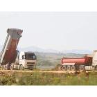 Camiones de las contratas que extraen tierra de la rasante del Portillo en la zona de depósito, cerca de Toldanos. F. OTERO PERANDONES