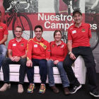 Los corredores paralímpicos, patrocinados por Cofidis, que protagonizan la campaña, en Madrid
