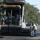 Los operarios de l a empresa empezaron ayer a reparar los desconchones en Papalaguinda .