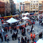 Aspecto que presentaba la plaza Mayor de La Bañeza durante la primera edición de la feria.