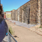 Los restos de los cubos de la Muralla de León en la calle Carreras. MIGUEL F. B.