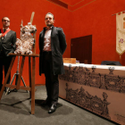 El mayordomo Marco Morala, ayer junto Antonio Andrés del taller Restaurar, con los bocetos.