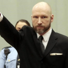 Breivik hace el saludo nazi ante el tribunal de apelación, el pasado enero.
