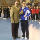 El alcalde de León entrega la Copa de la Reina a la capitana del Itxako.