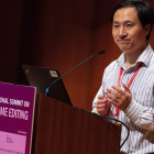 El científico He Jiankui presenta su trabajo en la segunda cumbre internacional sobre Edición del Genoma Humano. ALEX HOFFORD