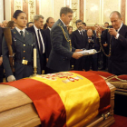 El rey Juan Carlos rinde homenaje al ex presidente del Gobierno Adolfo Suárez en la capilla ardiente instalada en el Congreso.