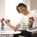 Shigeru Miyamoto junto a Supermario Bros, su principal creación.