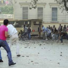 Cristianos coptos, izquierda y musulmanes se lanzan piedras en El Cairo.