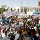 Sudaneses sostienen pósters del presidente sudanés Omar Al-Bashir en una manifestación en Jartúm