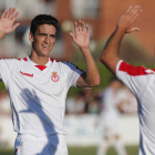 El argentino Magallán felicita a su compañero Julen Colinas autor del primer gol culturalista en el partido de debut en la pretemporada. JESÚS