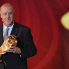 Del Bosque, con el trofeo de la Copa del Mundo.