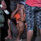 Un familiar llora a una víctima de una operración policial antidroga en Manila, el 17 de agosto.