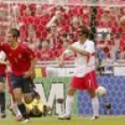Raúl observa el partido con cara de circunstancias