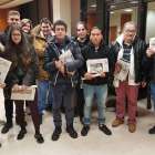 Estudiantes de Bachillerato nocturno en una visita a la redacción de Diario de León en Ponferrada. DL