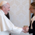 El papa saluda ayer a la vicepresidenta del Gobierno español, Yolanda Díaz, en una audiencia en el Vaticano. VATICAN MEDIA