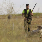 Un cazador con su perro en una jornada de la media veda en el campo leonés. FERNANDO OTERO