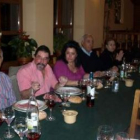 En el centro, la presidenta de El Menestral, durante la cena celebrada en la bodega Itariegos de Vil