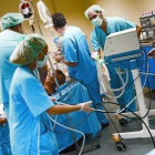 CLASE PRÁCTICA. Uno de los grupos de médicos internistas que han hecho el curso, en una simulación de un caso de emergencia.