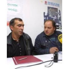 Peláez y Miguel Ángel Fernández (derecha) ayer en la sede de IU