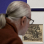 Un visitante contempla una foto de Rahola. A la derecha, imagen de gente en la cola del pan (1936-37). QUIQUE GARCÍA / HEREDEROS DE MEY RAHOLA