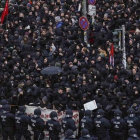 Manifestantes y policías se encaran en una manifestación de la extrema izquierda convocada el 21 de diciembre del 2013 en Hamburgo.