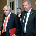 El aspirante a primer ministro, Boris Johnson y el exembajador en EE UU, Kim Darroch. MICHAEL REYNOLDS