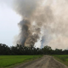 Una columna de humo de lo que se supone que es un poblado en llamas en el estado de Rakhine, en Birmania