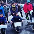 Foto de familia de los más jóvenes que sustituyeron a los ‘quintos’ en la recogida de leña. DL