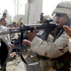 Un soldado norteamericano increpa a los manifestantes iraquíes