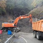 Las máquinas trabajaron ayer para retirar toda la tierra desprendida sobre la carretera. DL