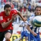 El leonés de Osasuna Valdo persigue un balón observado por Filipe Luis