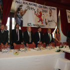 La mesa presidencial con Joaquín Fidalgo y los ex jugadores del Real Madrid Juan José, Morales y Bonet. SECUNDINO PÉREZ
