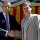 Gerardo ‘Tata’ Martino, acompañado de Sandro Rosell, en las oficinas del Barcelona.