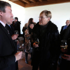 Folgueral, en el brindis, con la socialista Rita Prada y Santín.