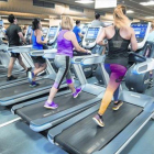 Un grupo de personas haciendo cinta en un gimnasio.